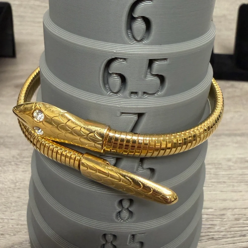 Elegant Gold Tone‎ Bracelet 7”